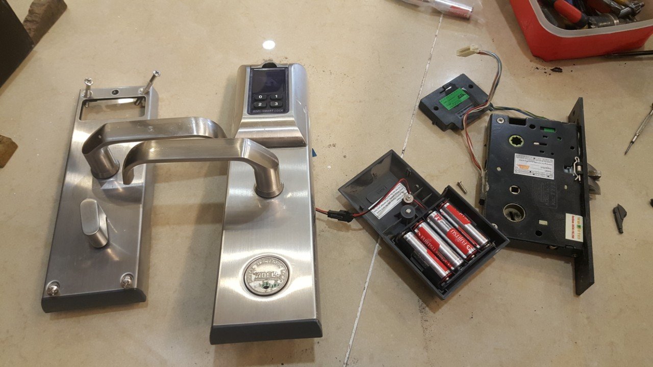 Khoá Nhà Thông Minh